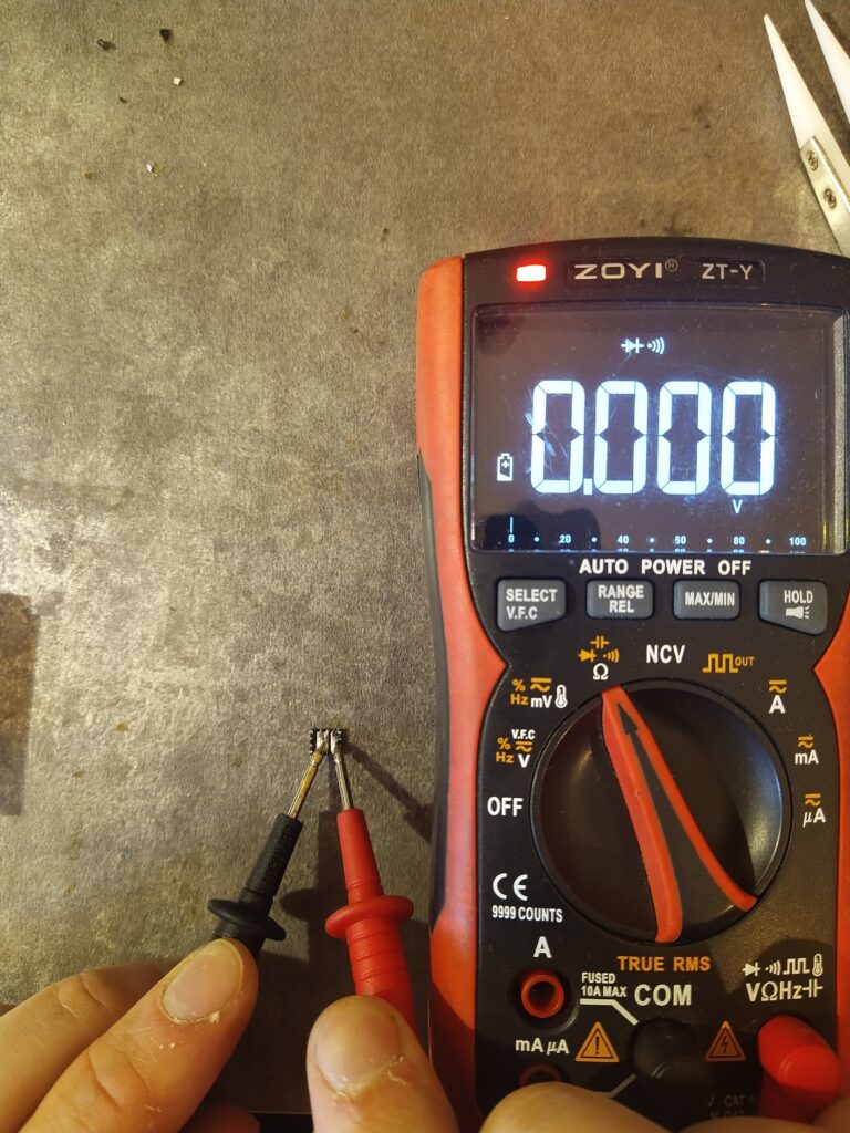 Kontrolní měření vyletovaného hlavního tranzistoru z +5V step-down měniče ze zdroje Antec NE700G. Tranzistor je vadný.