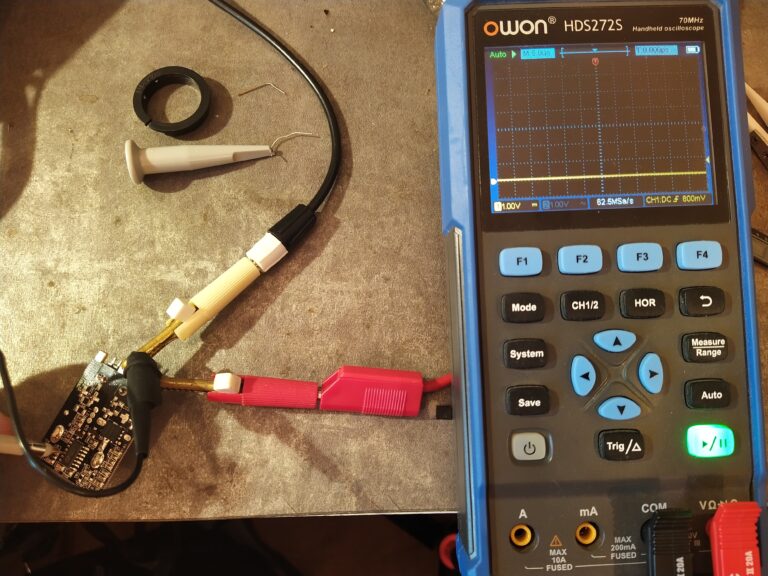 Kontrola přítomnosti spínacích impulsů na výstupu LGATE řídicího obvodu APW7073. Impulsy chybí -> obvod je zřejmě vadný.