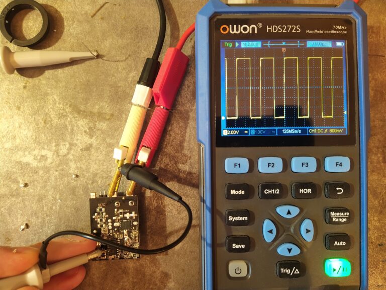 Kontrola přítomnosti spínacích impulsů na výstupu LGATE řídicího obvodu step-down měniče pro +5V větev ze zdroje Antec NE700G. Impulsy jsou v pořádku, měnič funguje.