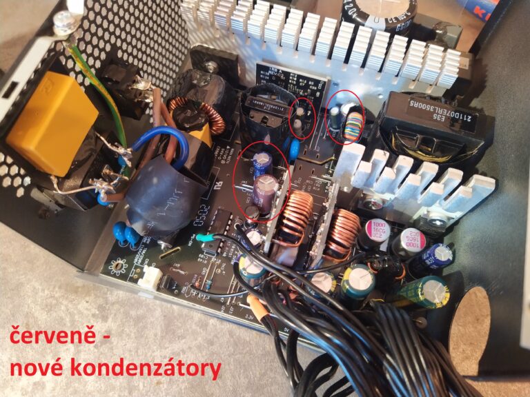 Zdroj Antec NE700G po opravě a s novými kondenzátory v pomocném zdroji.