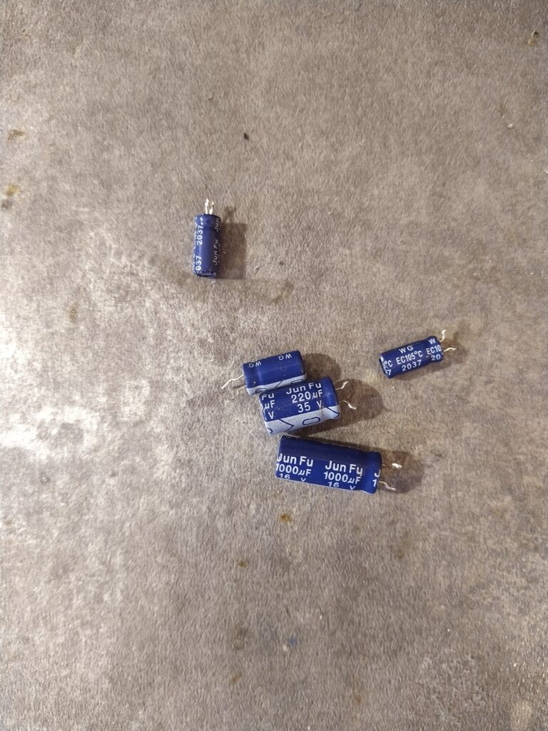 Původní kondenzátory z pomocného zdroje značky Jun Fu ze zdroje Antec NE700G.