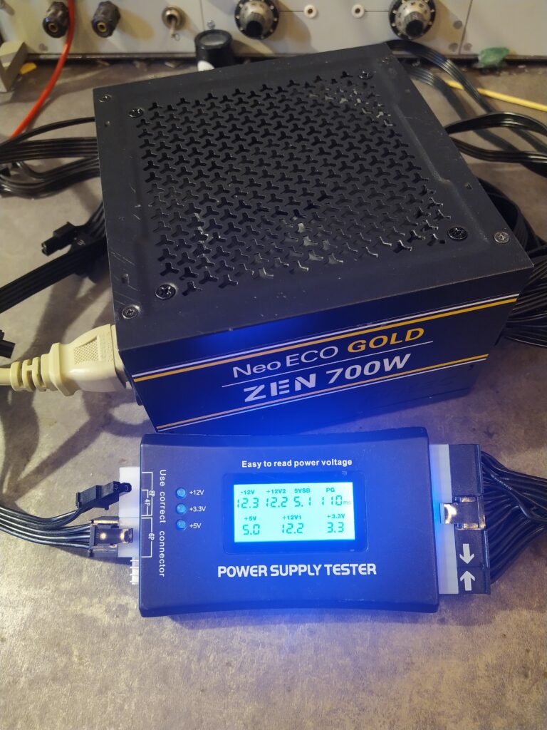 Testování zdroje Antec NE700G po opravě pomocí testeru PC zdrojů z Aliexpressu. Zdroj je OK.