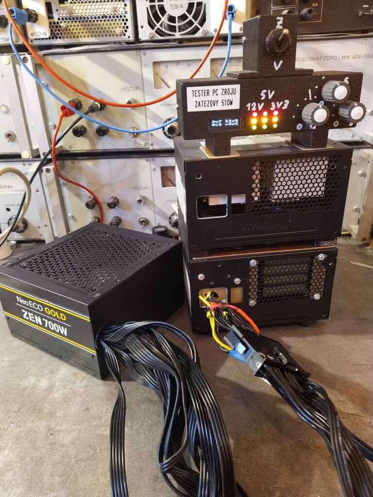 Testování zdroje Antec NE700G po opravě pomocí zátěžového testeru PC zdrojů na zátěž 510 W.