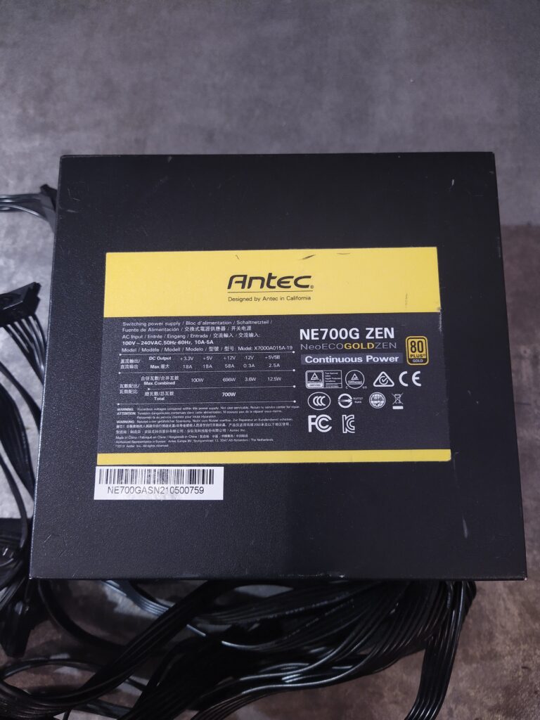PC zdroj Antec NE700G shora.
