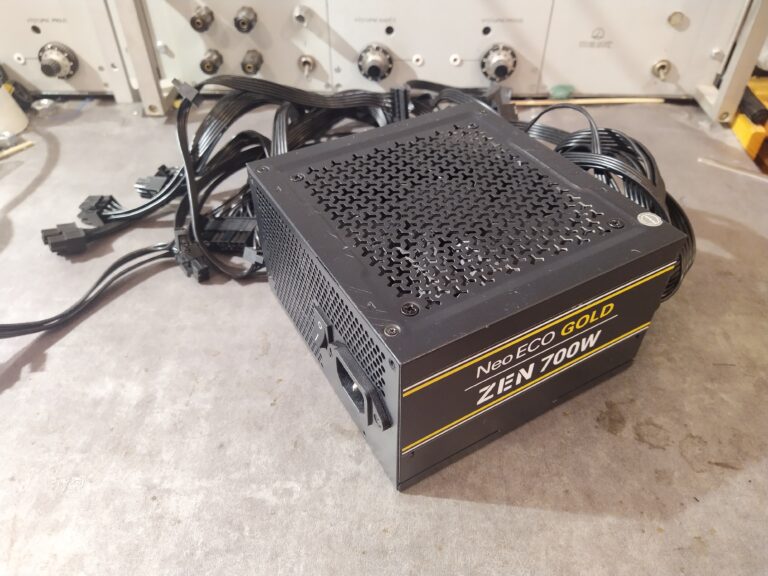 PC zdroj Antec NE700G z boku.