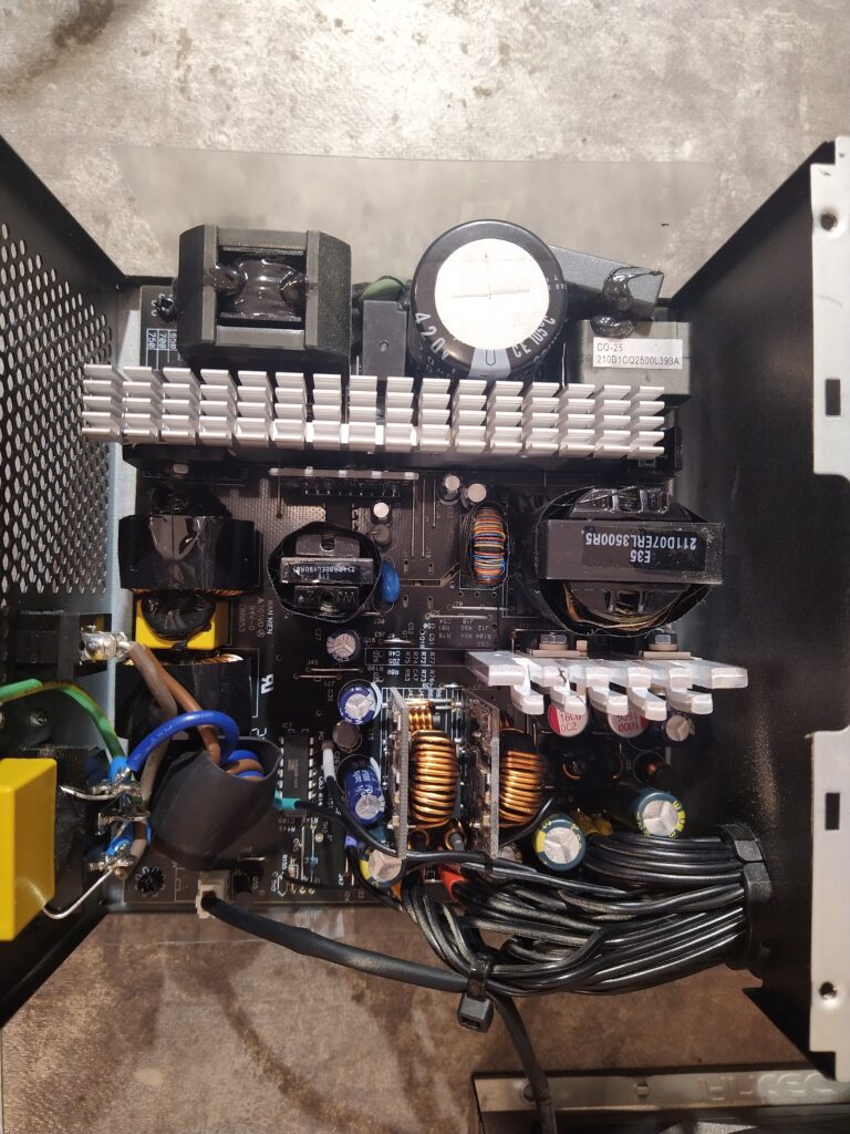 Vnitřek zdroje Antec NE700G.