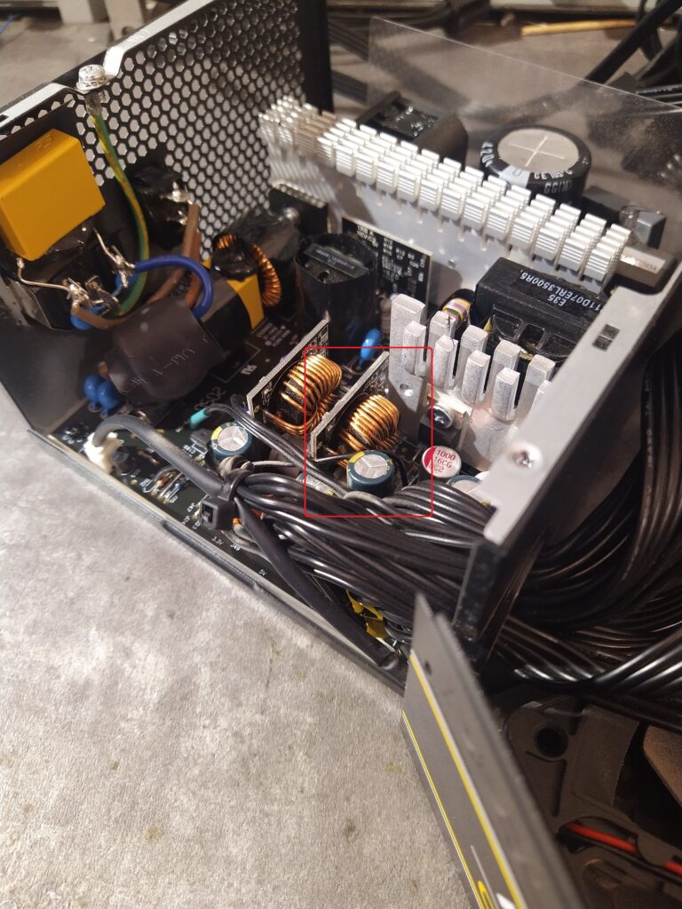 Vnitřek zdroje Antec NE700G s vyznačeným +5V step-down měničem.