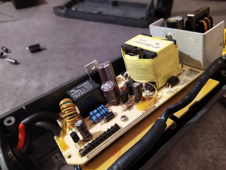 Nabíječka Bosch C3 s vyměněnými elektrolytickými kondenzátory.