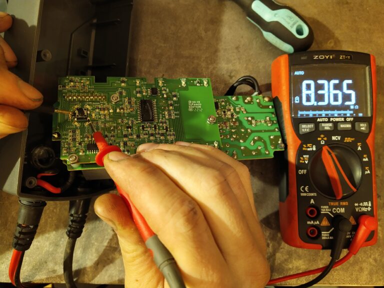 Měření odporu mikrospínače tlačítka MODE v nabíječce Bosch C3 v rozepnutém stavu - cca 8 MΩ.