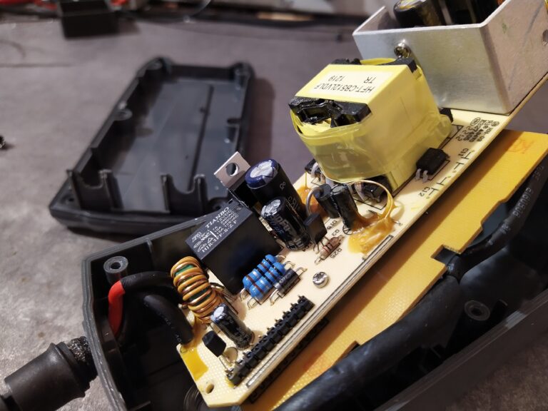 Nabíječka Bosch C3 před výměnou elektrolytických kondenzátorů.