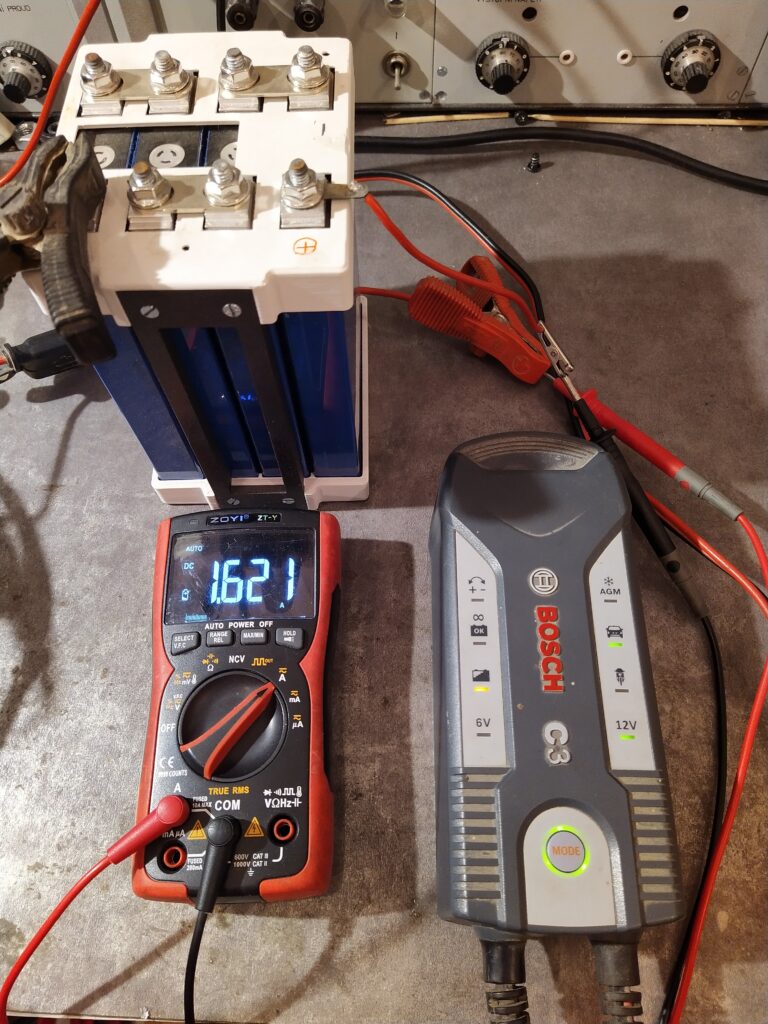Testování nabíječky Bosch C3 po opravě. Nabíječka je připojena k téměř nabité baterii LieFoPo4. Nabíječka nabijí proudem 1,6 A.