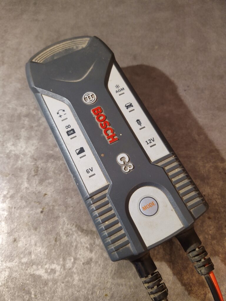 Nabíječka Bosch C3 shora.