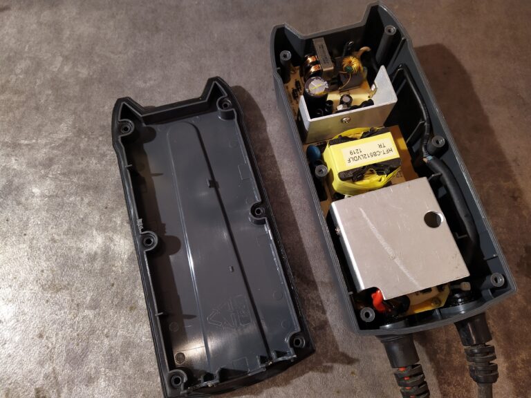 Nabíječka Bosch C3 vnitřek.