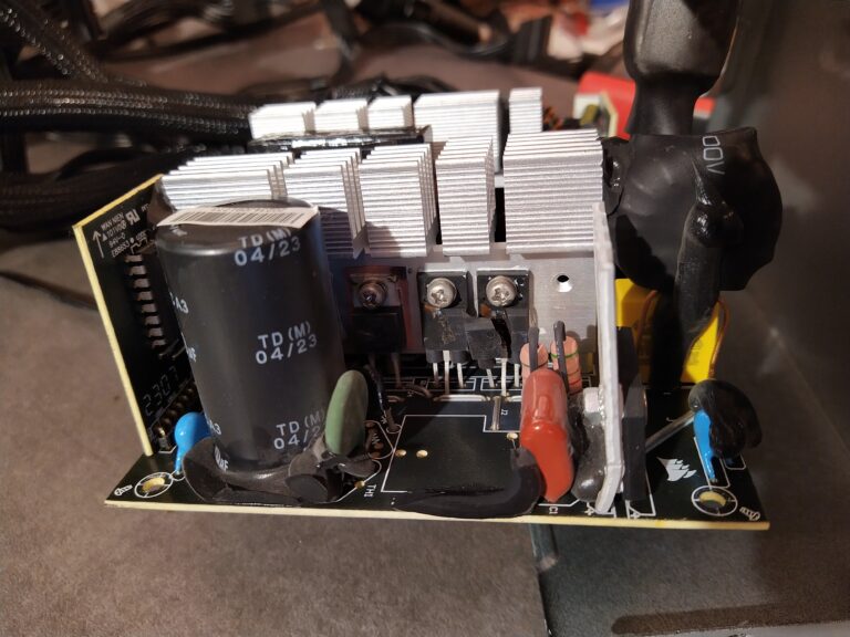 Tranzistory PFC byly viditelně prasklé. Pro lepší přístup bylo nutné vyletovat tlumivku PFC.