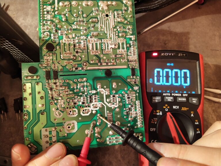 Kontrola bypassové diody PFC ve zdroji Corsair CV550. Dioda je vadná.