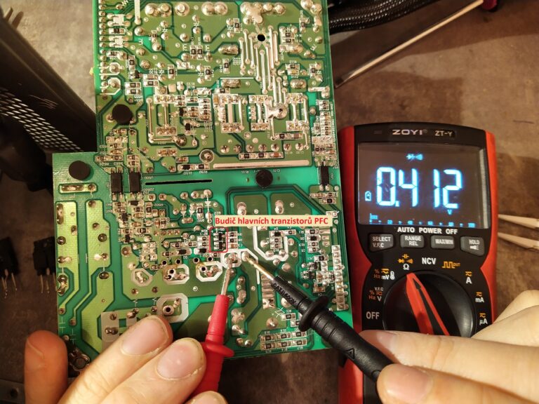 Kontrola hlavní diody PFC multimetrem. Dioda je v pořádku. Na obrázku je také vyznačen budič hlavních tranzistorů, který byl také v pořádku.