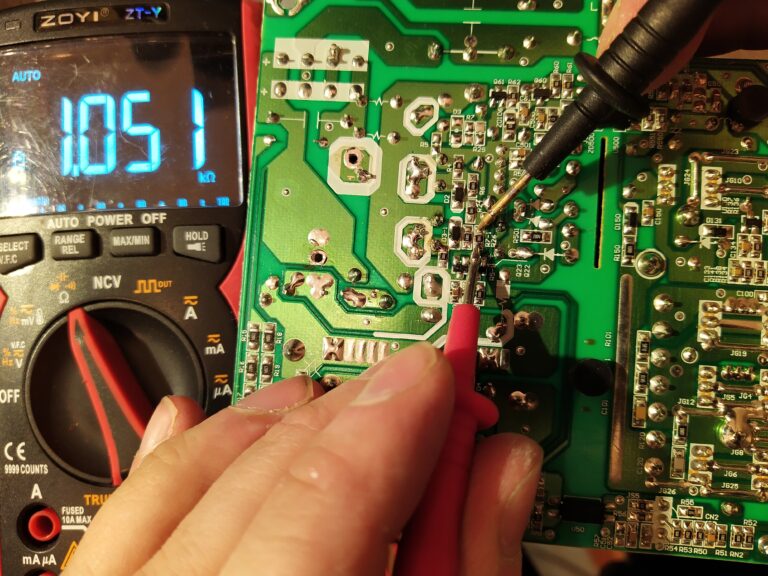 Kontrola součástek v buzení hlavních tranzistorů PFC. Měřený rezistor má mít hodnotu 39 Ω. Rezistor je vadný.