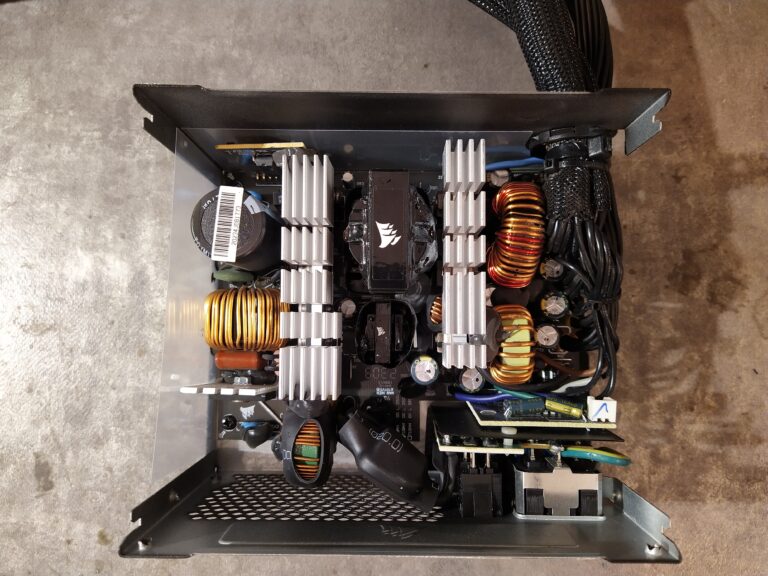 Rozebraný zdroj Corsair CV550 shora.