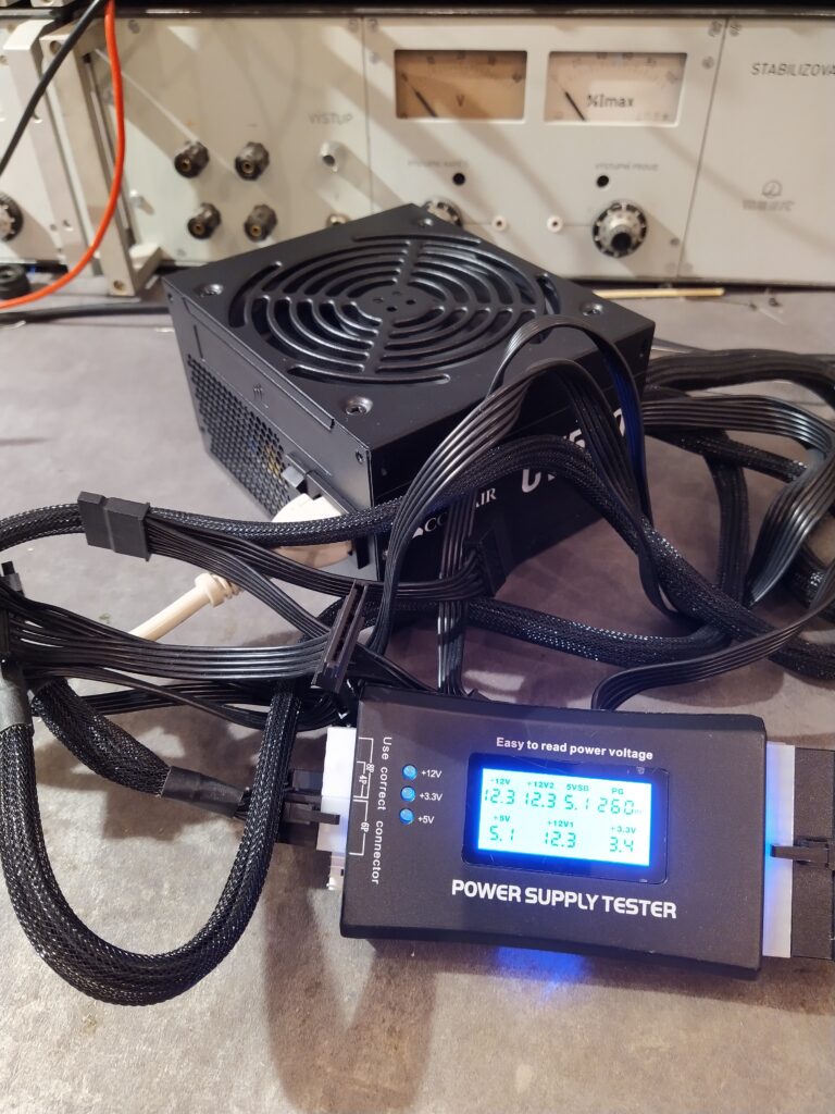 Testování zdroje Corsair CV550 po opravě pomocí testeru PC zdrojů z Aliexpressu.