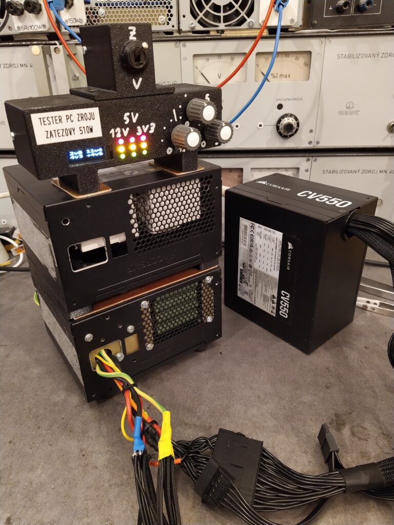 Testování zdroje Corsair CV550 po opravě pomocí zátěžového testeru na zátěž 510 W.