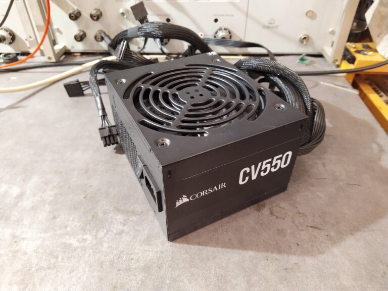 Zdroj Corsair CV550 z boku.