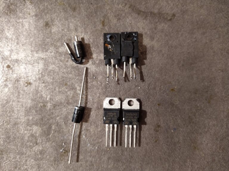 Vadné součástky (nahoře) a nové součástky (dole) ze zdroje Corsair CV550.