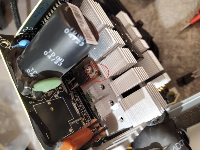 Vyznačené místo zkratu hlavní diody na chladič vlivem cizího předmětu ve zdroji Corsair CV550 po vyletování tranzistorů PFC.