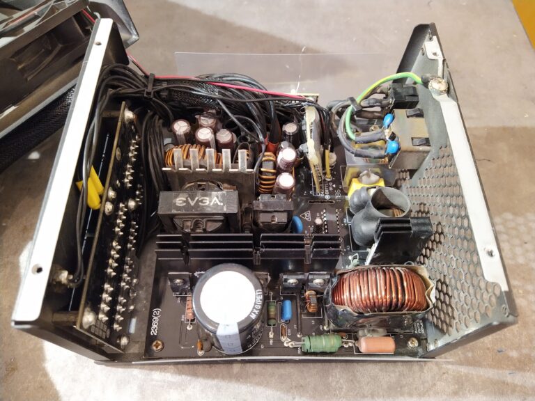 Zdroj EVGA 750 GQ ze strany pro porovnání se zdrojem bequiet L10-600W.