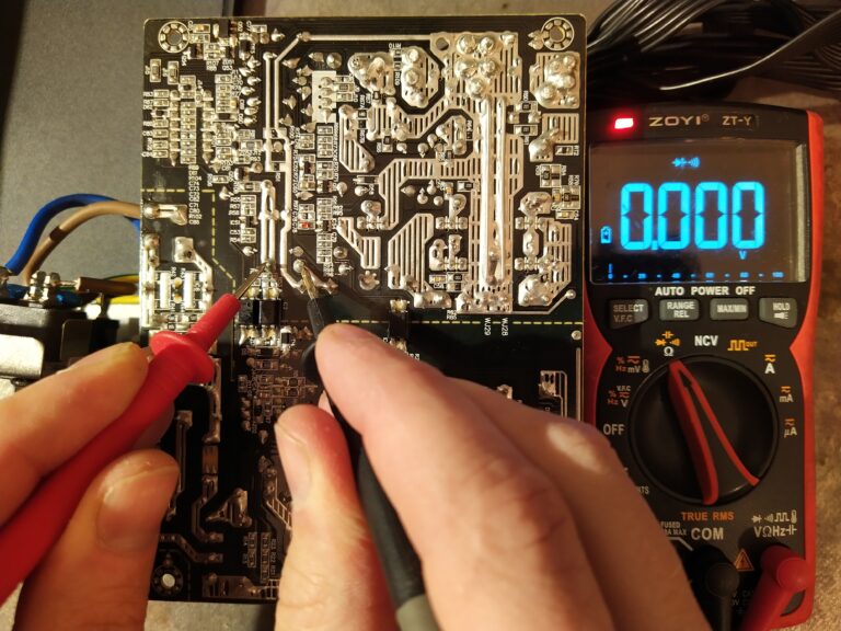 Kontrola sekundární diody pomocného zdroje ve zdroji Gigabyte P550B. Dioda je vadná.