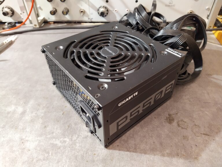 Zdroj Gigabyte P550B z boku.