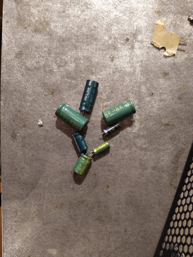 Původní elektrolytické kondenzátory ze zdroje Gigabyte P550B.