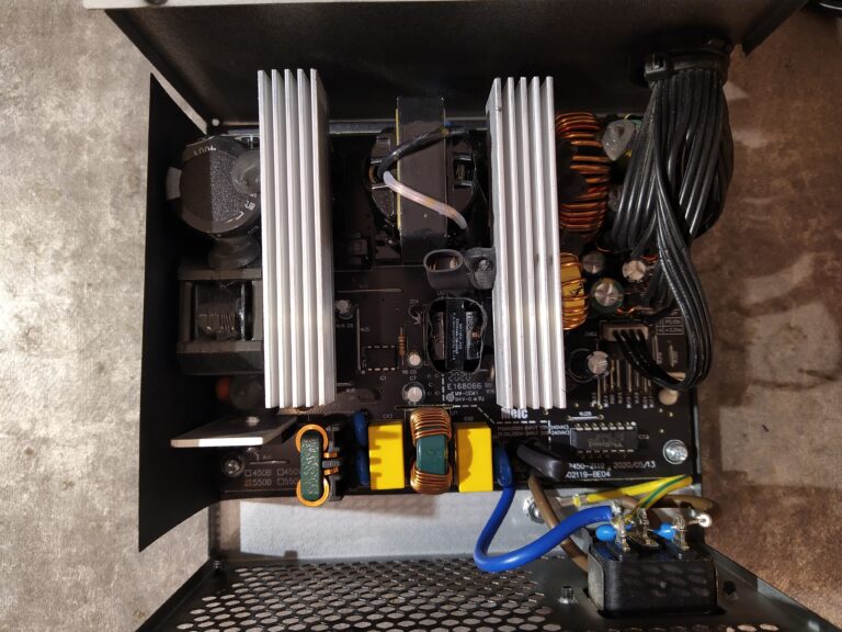 Vnitřek zdroje Gigabyte P550B.