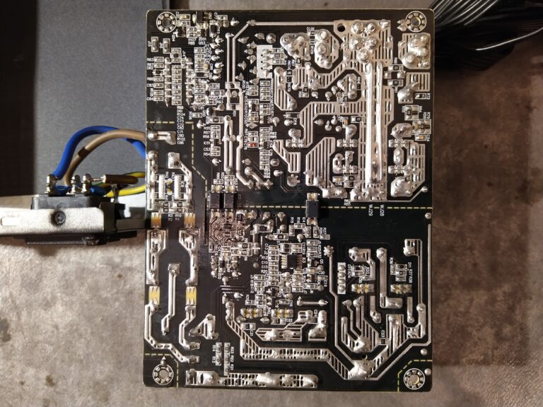 DPS zdroje Gigabyte P550B ze spodní strany.