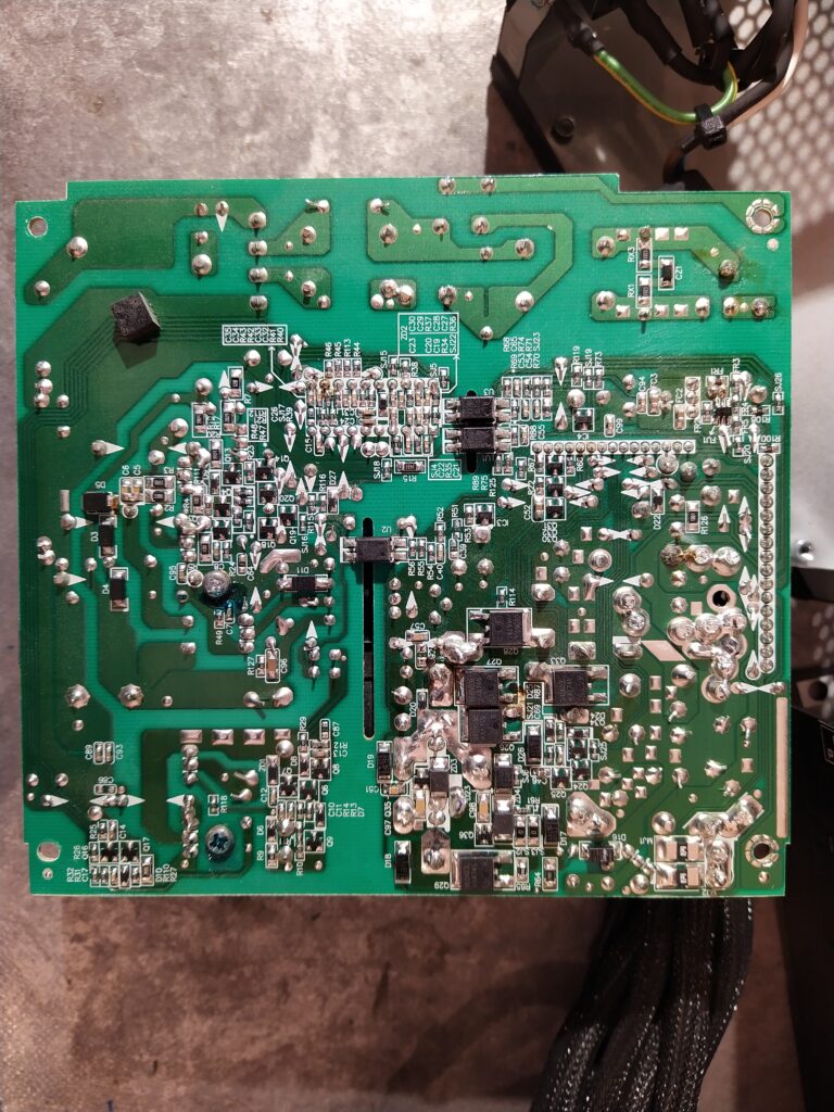 DPS zdroje bequiet L10-600W ze spodní strany.