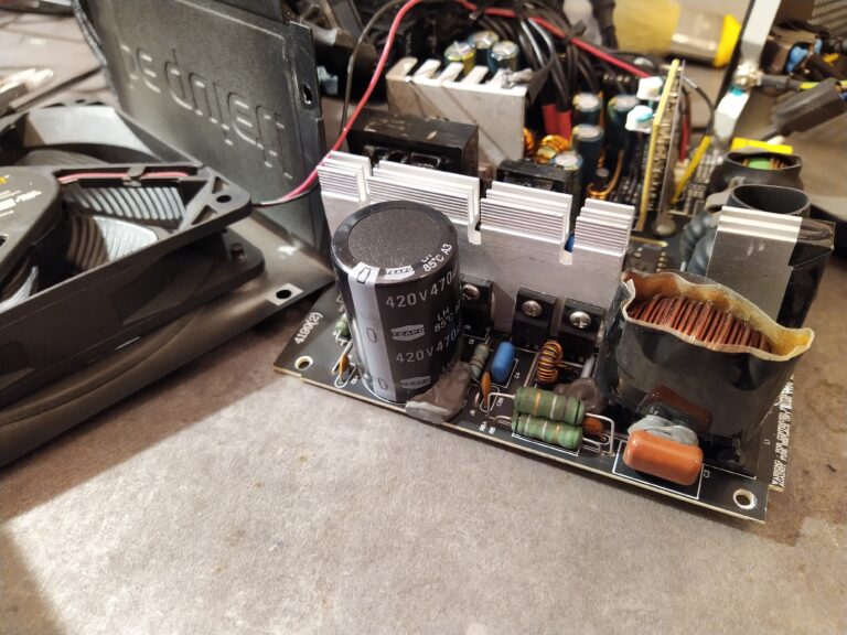 Hlavní primární kondenzátor na DPS ve zdroji bequiet L10-600W.