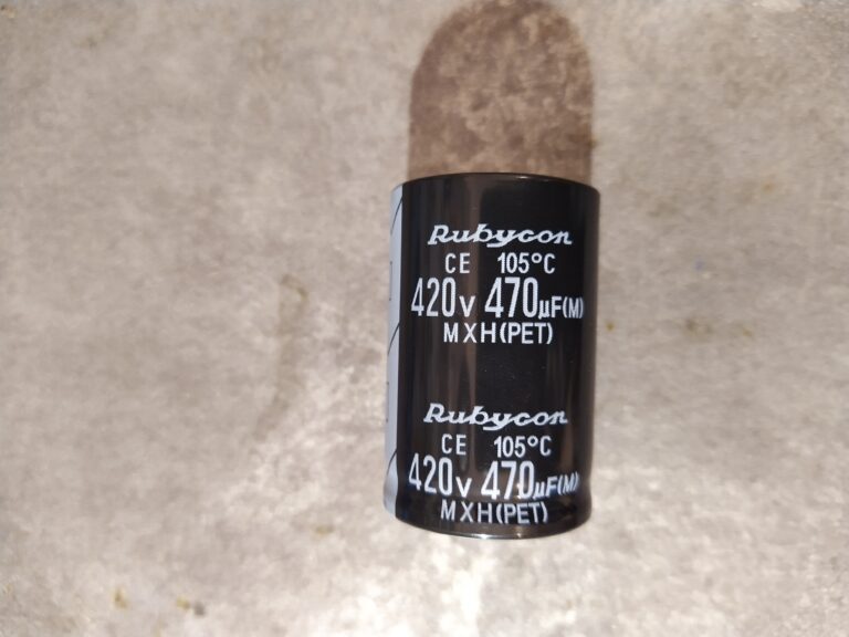 Nový hlavní primární kondenzátor do zdroje bequiet L10-600W od výrobce Rubycon.