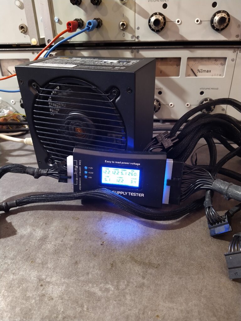 Testování zdroje bequiet L10-600W po opravě pomocí testeru PC zdrojů z Aliexpressu. Zdroj je funkční.