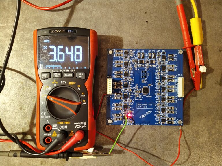 Balancer při měření oteplení s balančními rezistory 5 Ω při napětí 3,65 V.
