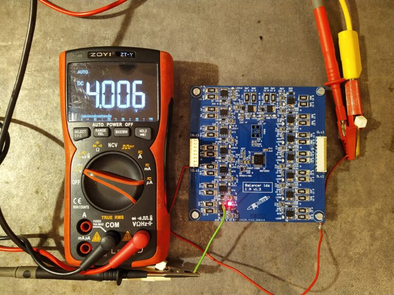 Balancer při měření oteplení s balančními rezistory 5 Ω při napětí 4 V.