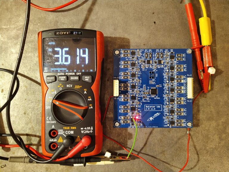 Balancer při měření oteplení s balančními rezistory 6 Ω při napětí 3,65 V.