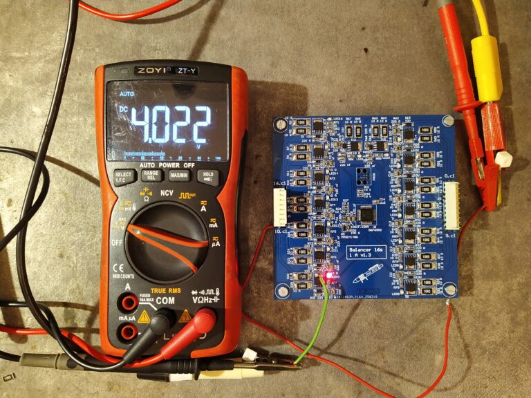 Balancer při měření oteplení s balančními rezistory 6 Ω při napětí 4 V.
