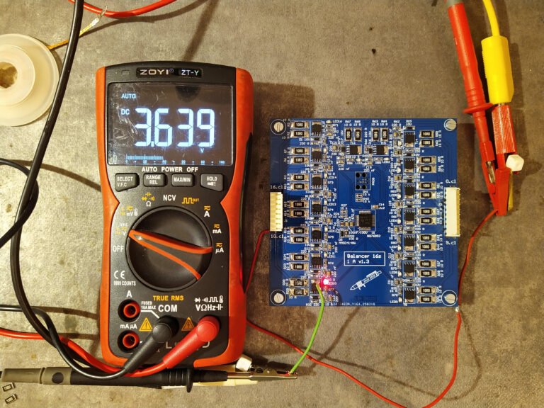 Balancer při měření oteplení s balančními rezistory 7,5 Ω při napětí 3,65 V.