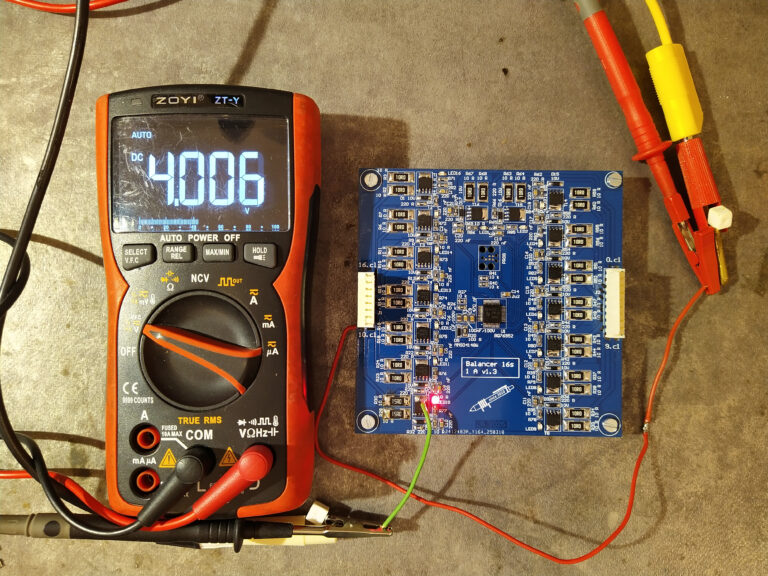 Balancer při měření oteplení s balančními rezistory 7,5 Ω při napětí 4 V.