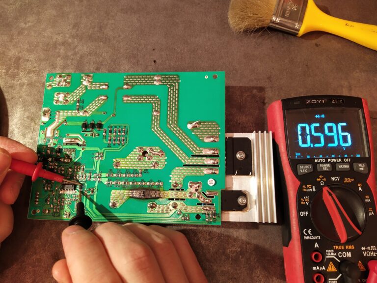 Kontrola jedné ze signálových diod v řízení indukčního vařiče G3Ferrari G10061. Dioda je v pořádku.