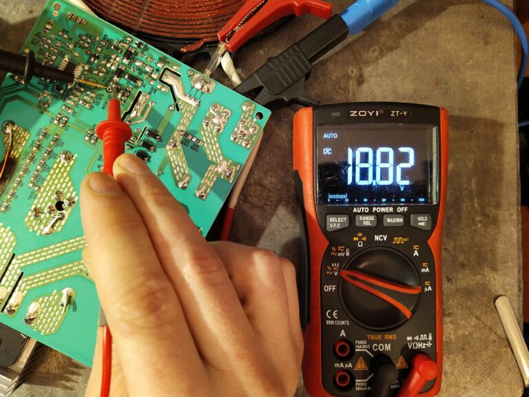 Kontrola výstupního napětí pomocného step-down měniče pro napájení řízení. Napětí je 18,8 V - v pořádku.