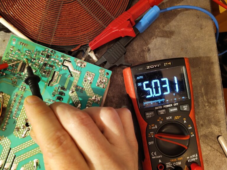 Kontrola napájecího napětí řídicího obvodu indukčního vařiče G3Ferrari G10061. Napětí je v pořádku.