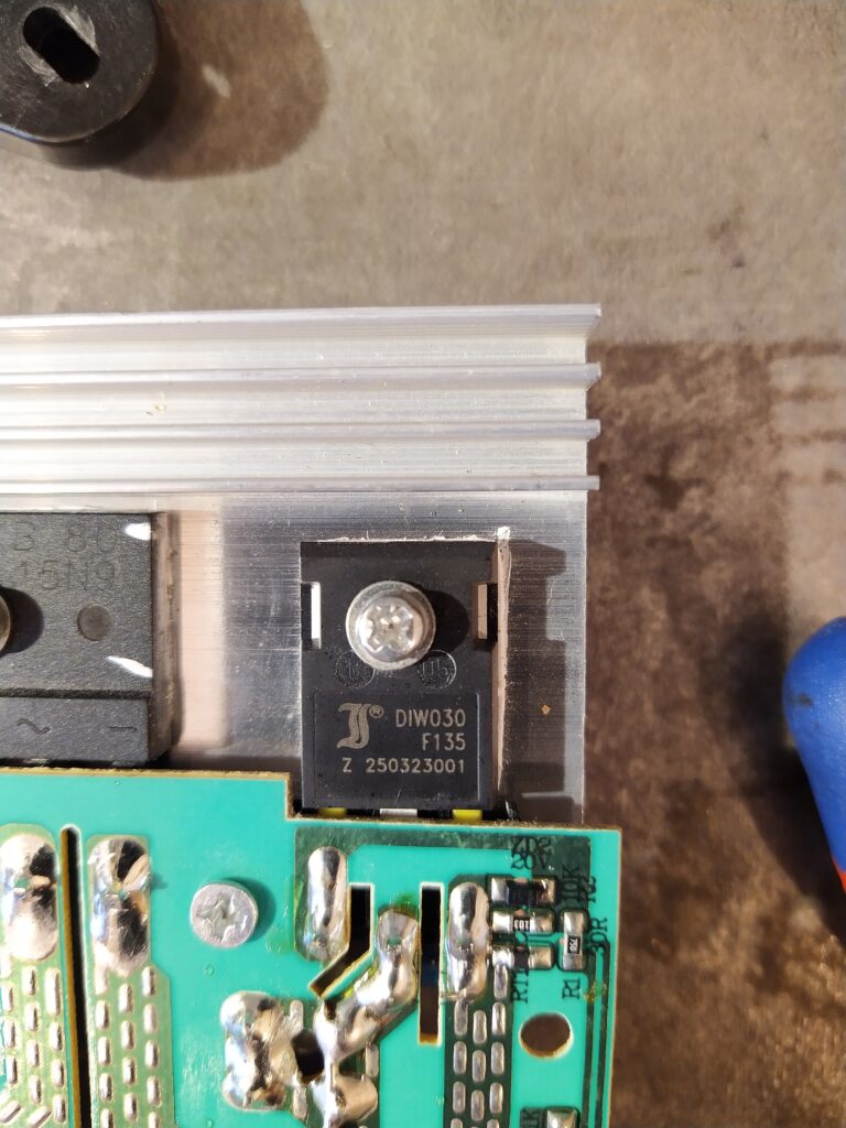 Nový tranzistor DIW030F135 v indukčním vařiči G3Ferrari G10061.