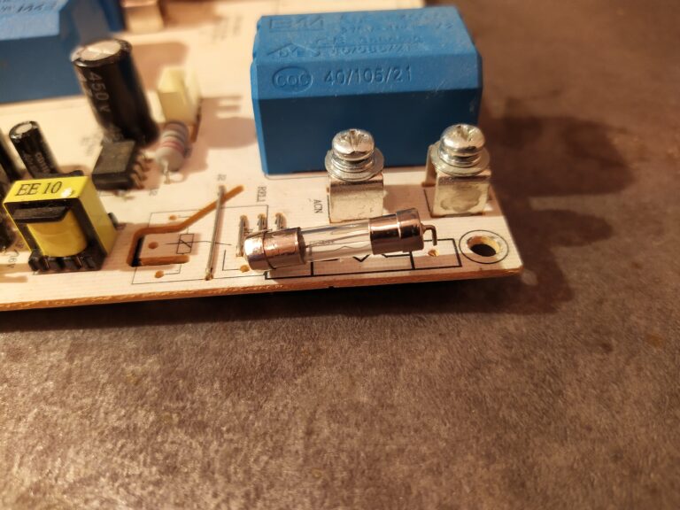 Uklepaná nebo ustřižená tavná pojistka v indukčním vařiči G3Ferrari G10061 před opravou. Pojistka je v pořádku.