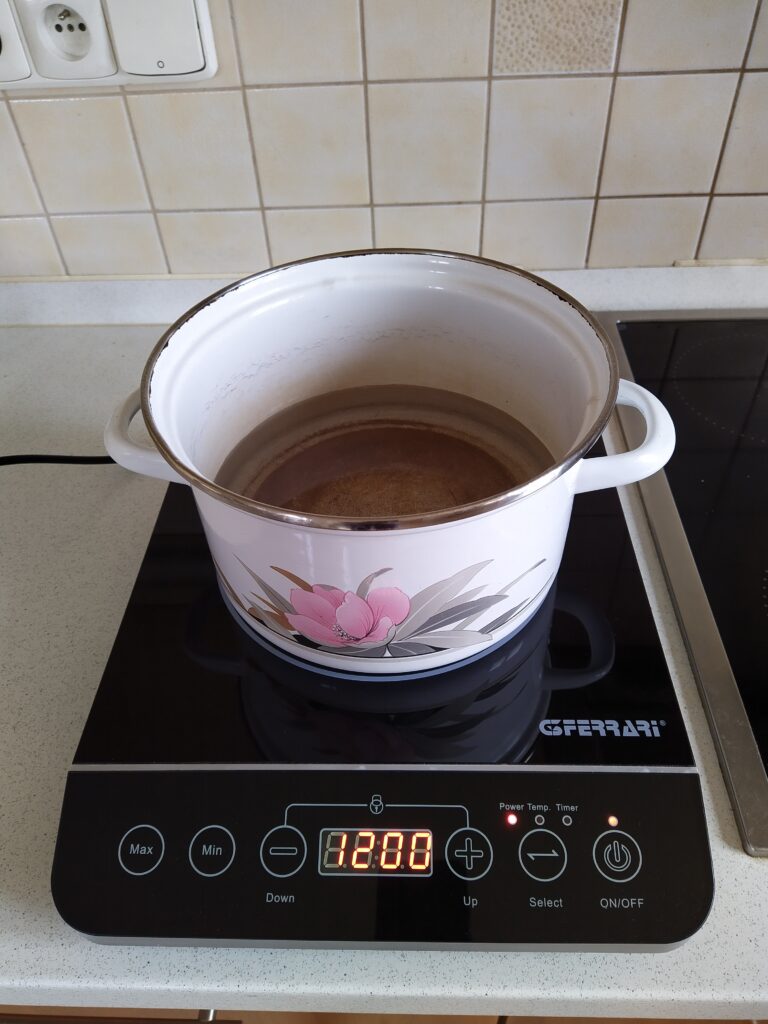 Testování indukčního vařiče G3Ferrari po opravě na výkon 1200 W. Vařič funguje jak má.