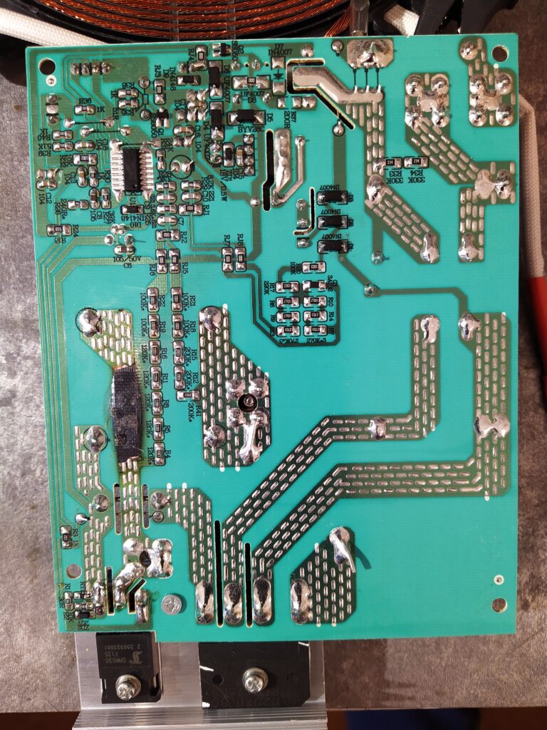 Poškozená/zuhelnatělá část DPS vařiče G3Ferrari G10061 ze spodní strany před opravou.